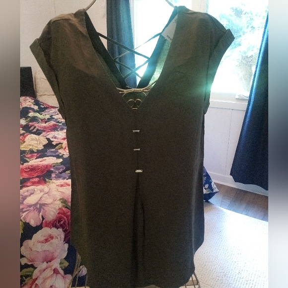 V-neck Crisscross Back Tank - Picture 1 of 3